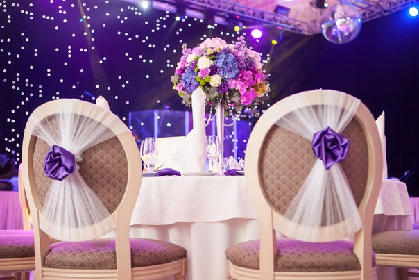 украшение стульев на свадьбу-фото примера